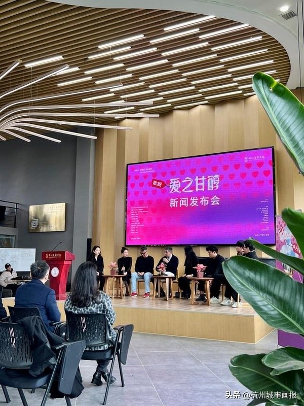 宣布此次演出由著名旅意女高音歌唱家