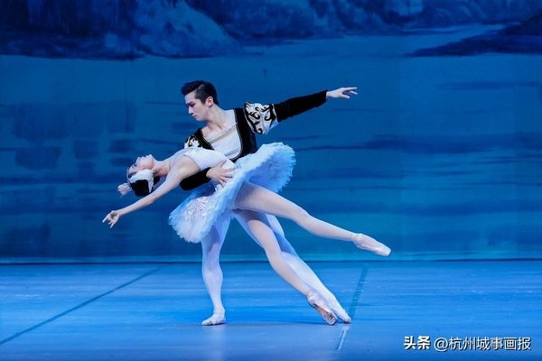 大赢家app新手怎么玩师生呈现足尖上