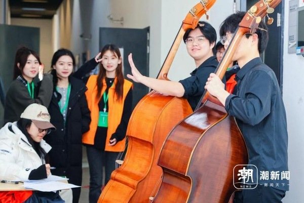 怀揣音乐梦想的考生们正在准备参加大赢