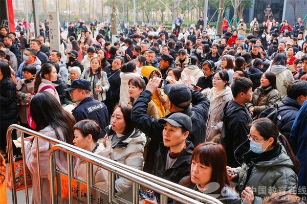 通过初试考核的学子来到校园