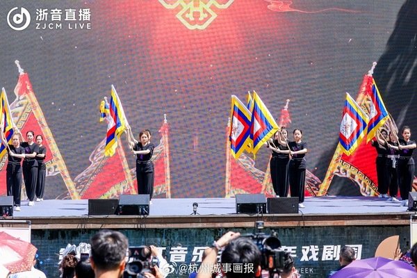 以快闪形式出目前西湖边