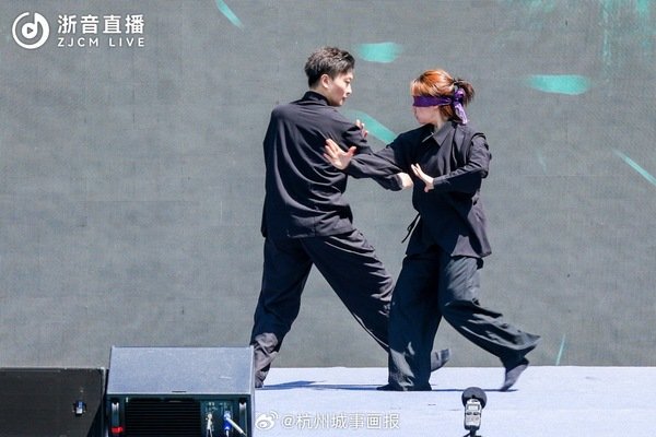 吸引了众多游客惊喜围观