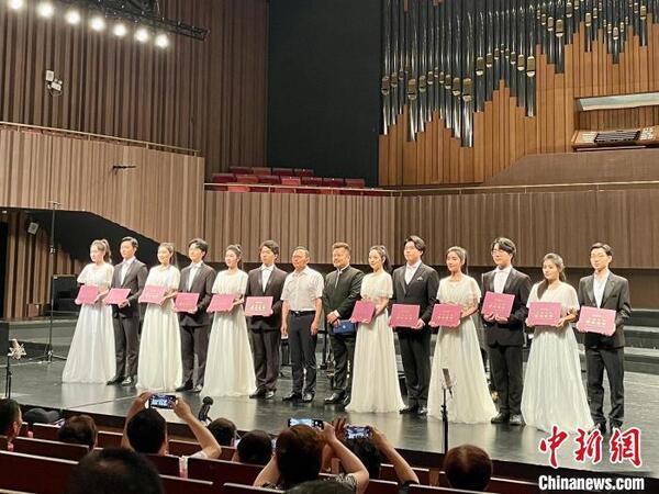 在合唱中学会独唱 对照阅读