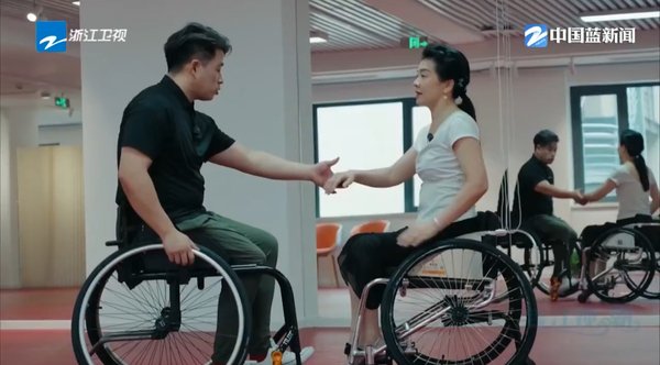 钱江观潮丨轮椅之上 舞动人生