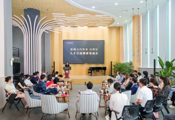 不拘一格聚天下英才