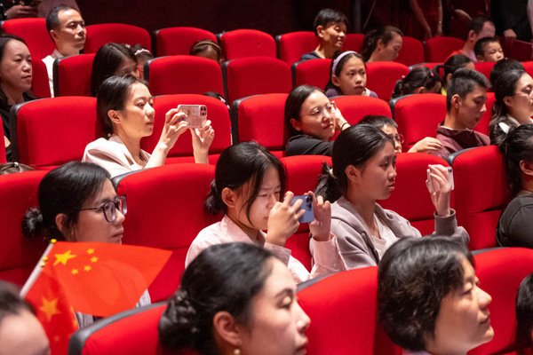 学艺之路的青年们以及党员师生等