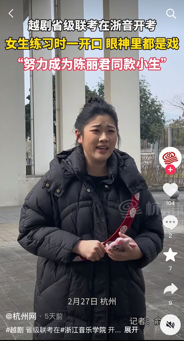 女生在角落练习