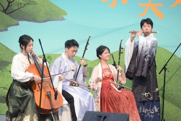 春日舞动的“何家村”