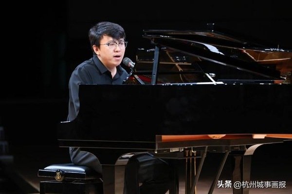 当指尖轻触黑白琴键
