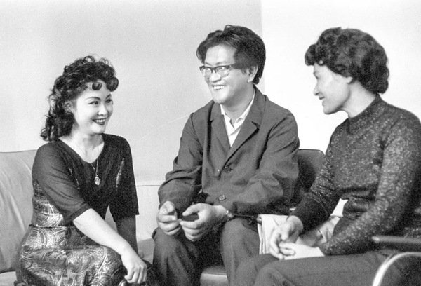 又一次唱起《在希望的田野上》