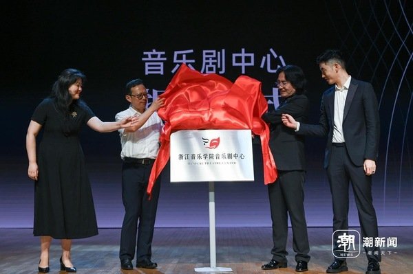 以“大赢家app正规渠道+中心”双轮