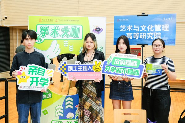 施莹及相关部门负责人来到迎新报到现场