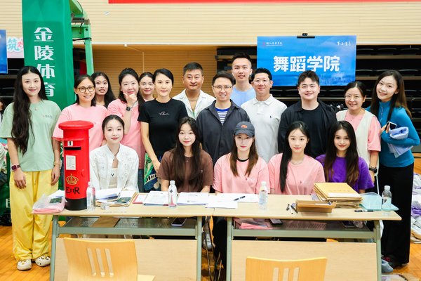 并慰问了现场工作人员与志愿者