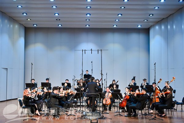 并同步发布室内管弦乐团