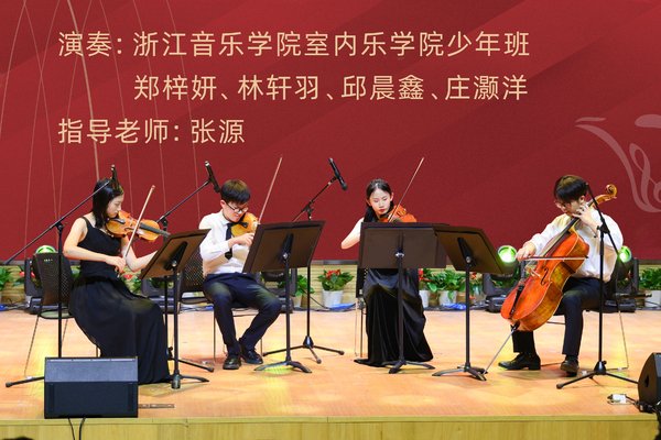 更是校地携手