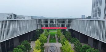 2025级新生军训汇演暨表彰大会