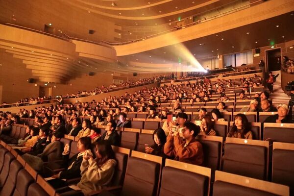 来自社会各界的观众与师生齐聚一堂