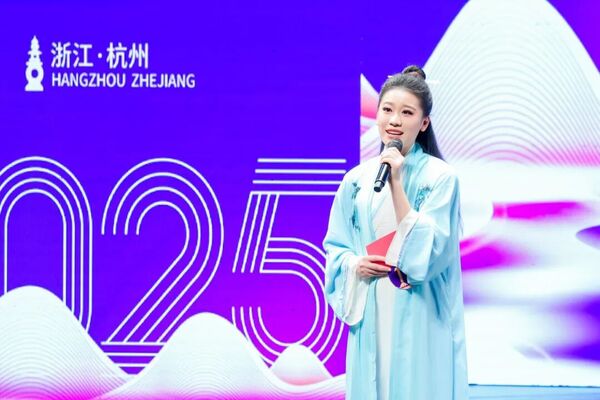 与现场观众一同汲取榜样的力量