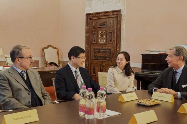 先后访问了匈牙利国会