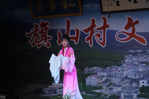 在村文化礼堂为村民献上了一场戏曲演出