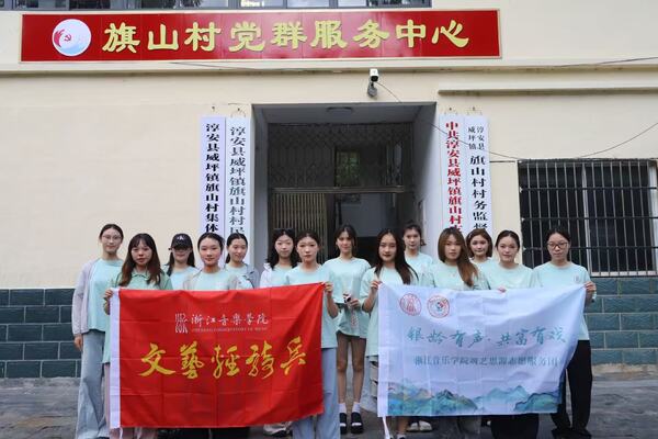 延伸阅读师生们穿行古道